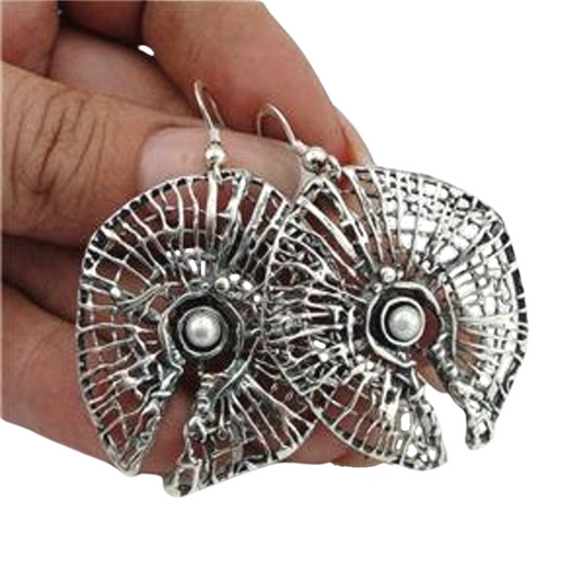 sculptural sterling silver net with a round freshwater Pearl.