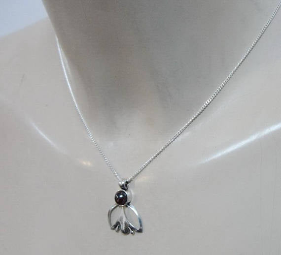 HADAR Israel Beautiful Sterling Silver and garnet Handmade Design Pendant (d4012