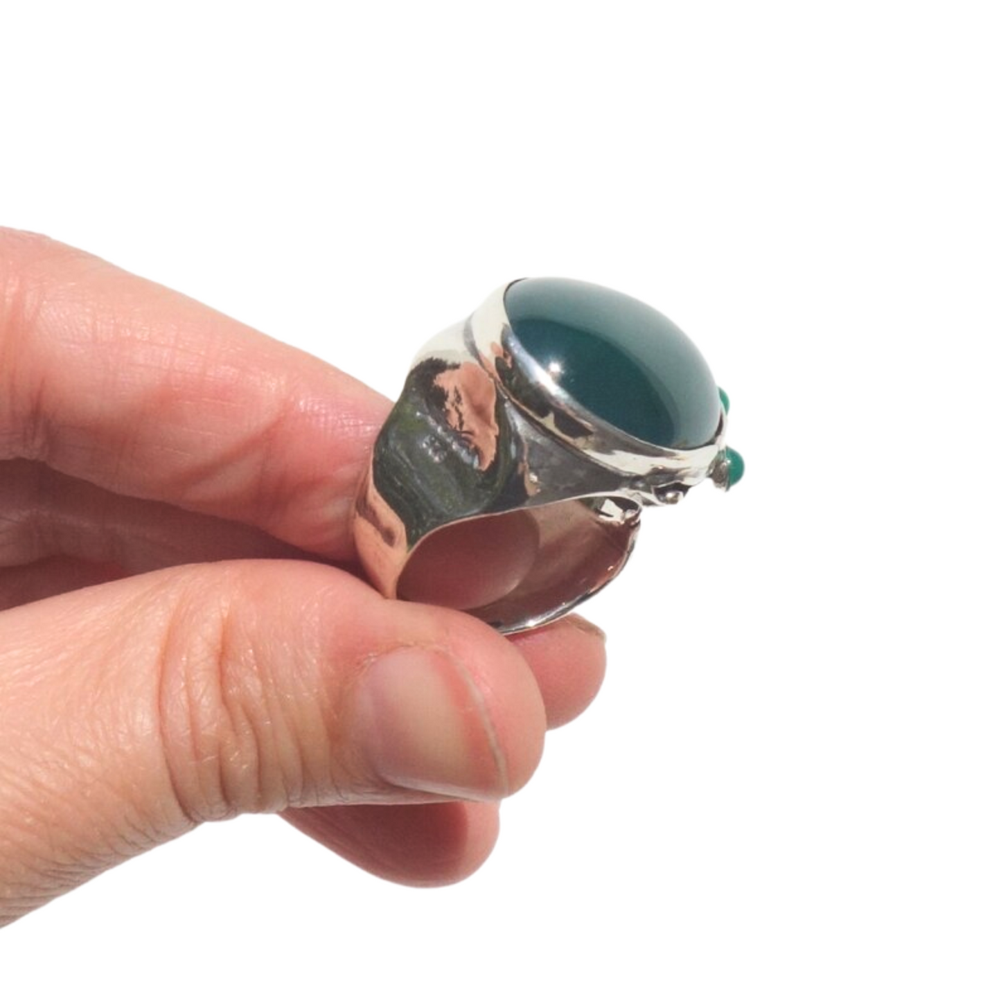 Sterling silver ring featuring a large natural green agate gemstone, set in a bold design. This unisex statement ring combines elegance and a touch of color, perfect for those who love unique, handcrafted jewelry.