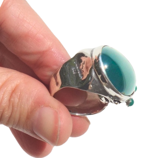 Sterling silver ring featuring a large natural green agate gemstone, set in a bold design. This unisex statement ring combines elegance and a touch of color, perfect for those who love unique, handcrafted jewelry.