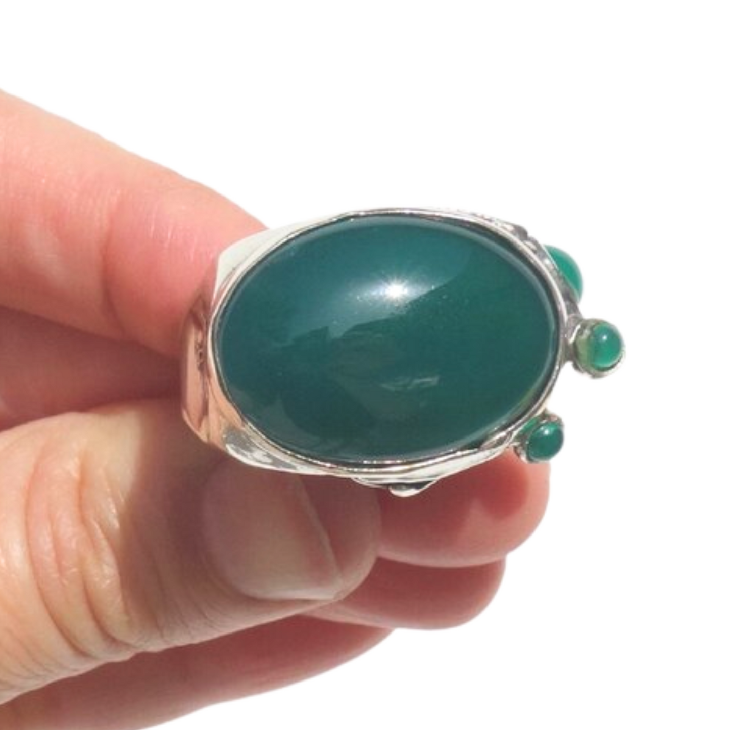 Sterling silver ring featuring a large natural green agate gemstone, set in a bold design. This unisex statement ring combines elegance and a touch of color, perfect for those who love unique, handcrafted jewelry.