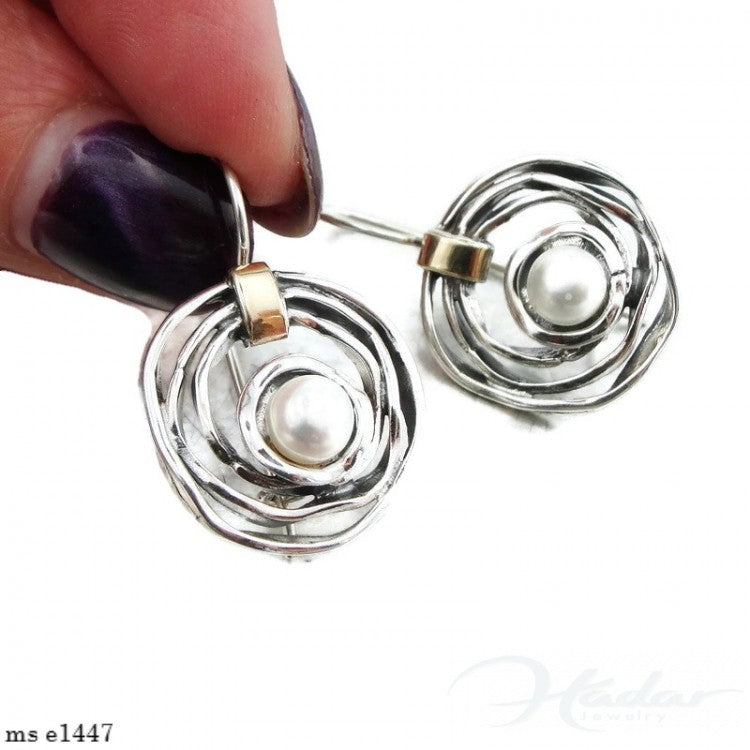 Round silver earring with 9K gold and white pearl