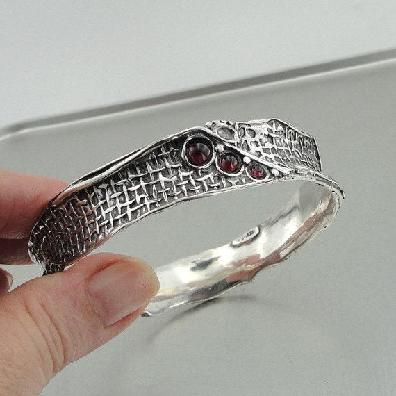 Hadar Handcrafted Artistic Solid Silver Garnet Bracelet (3147b)